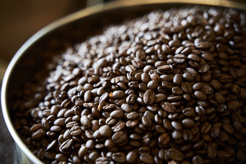 dunkel geröstete Kaffeebohnen im Eimer